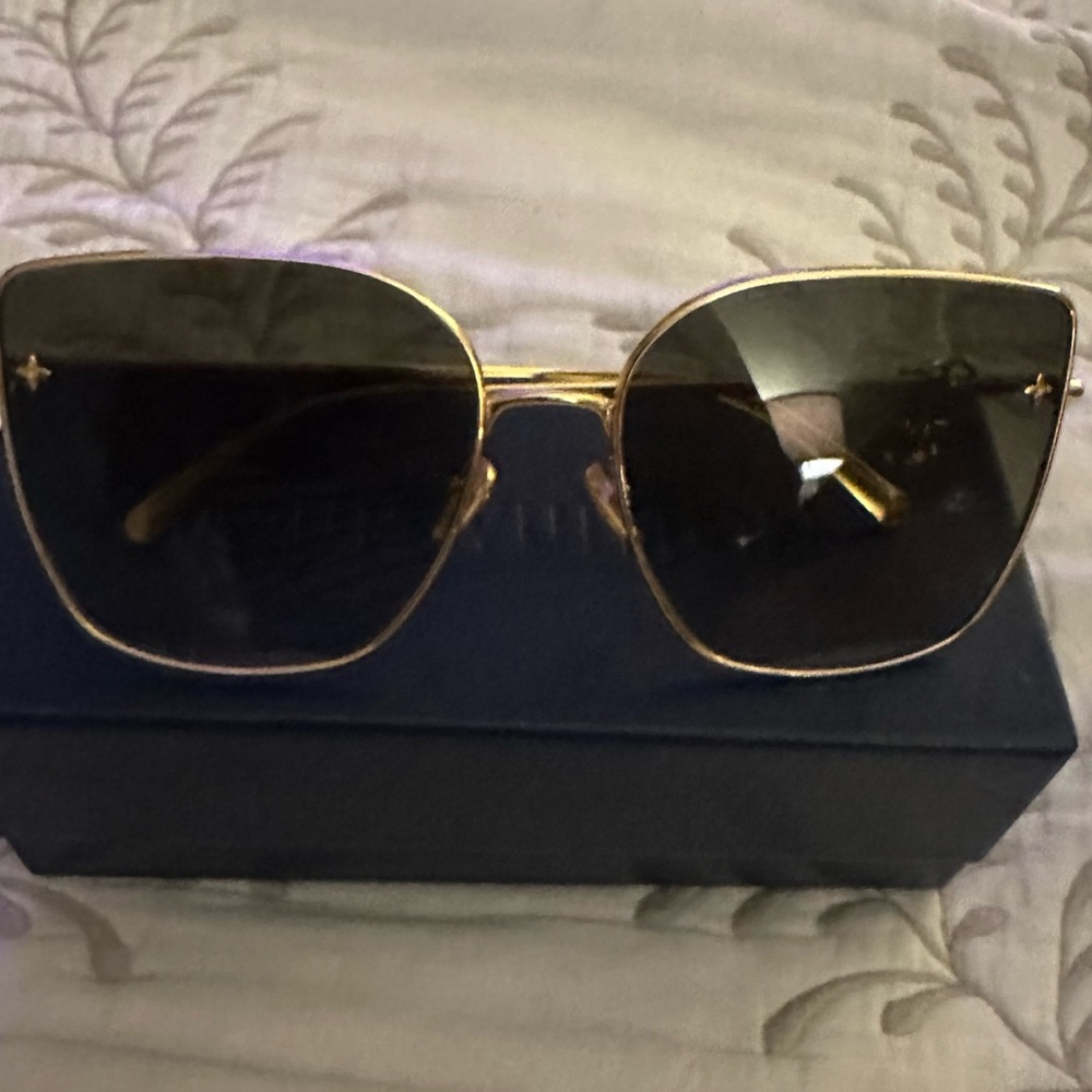 Louis Vuitton Gold and Black Cat Eye Sunglasses
With beautiful little charm . - Picture 4 of 9